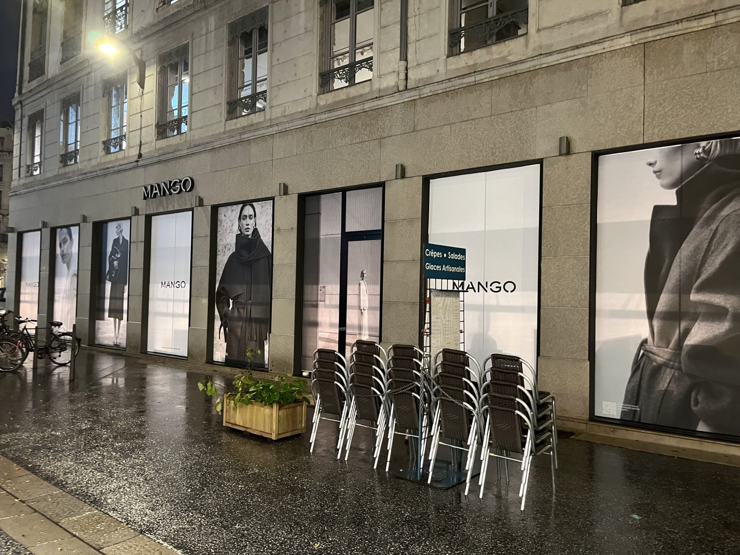 Adhésif sur vitrine